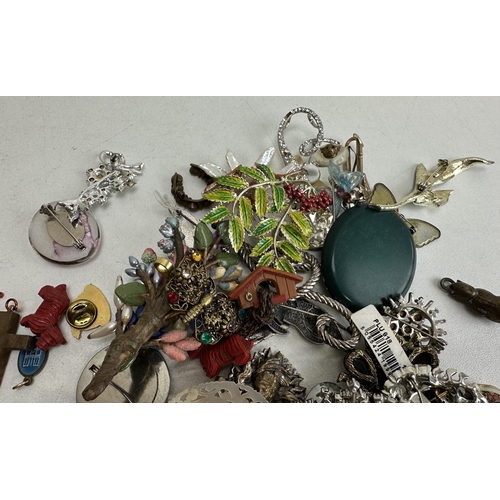 1167 - A large qty of assorted costume jewellery, mainly vintage and later brooches etc