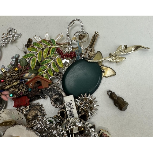 1167 - A large qty of assorted costume jewellery, mainly vintage and later brooches etc