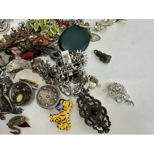 1167 - A large qty of assorted costume jewellery, mainly vintage and later brooches etc