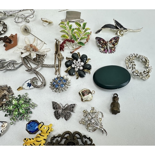 1167 - A large qty of assorted costume jewellery, mainly vintage and later brooches etc