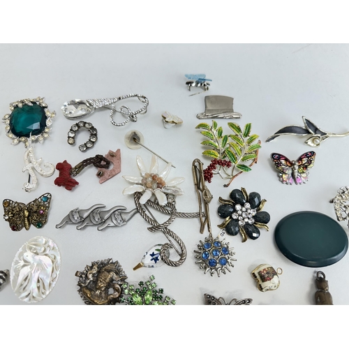 1167 - A large qty of assorted costume jewellery, mainly vintage and later brooches etc