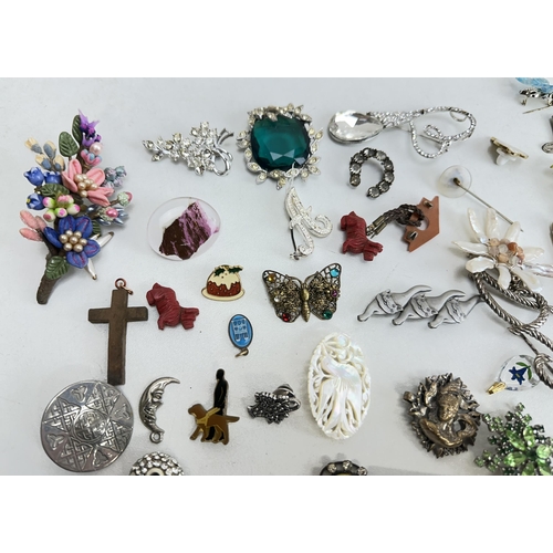 1167 - A large qty of assorted costume jewellery, mainly vintage and later brooches etc