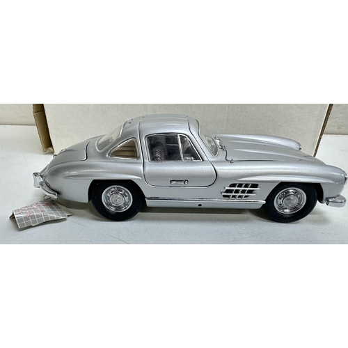 628 - Franklin Mint - 2 high quality models of cars to inc 1935 Mercedes-Benz 770k Grosser and 1954 300SL ... 