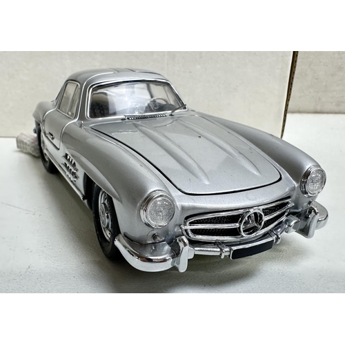 628 - Franklin Mint - 2 high quality models of cars to inc 1935 Mercedes-Benz 770k Grosser and 1954 300SL ... 