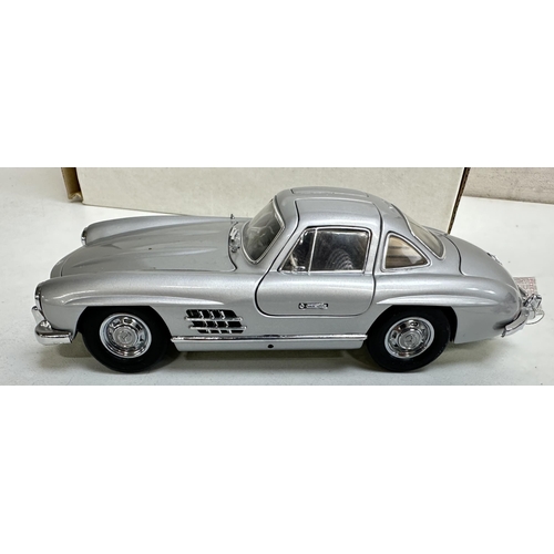 628 - Franklin Mint - 2 high quality models of cars to inc 1935 Mercedes-Benz 770k Grosser and 1954 300SL ... 