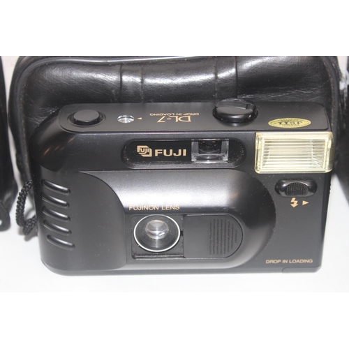 736 - Qty of Vintage and other cameras to include Fujifilm, Kodak and Praktica