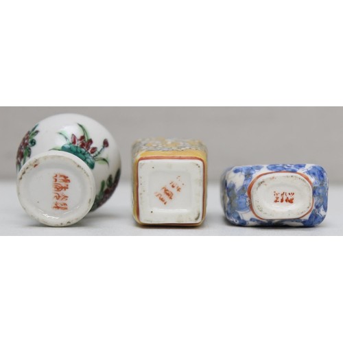 1687 - 3 assorted Chinese porcelain snuff bottles on wooden stand, all with polychrome decoration, the larg... 