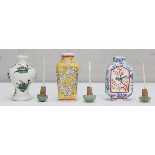 1687 - 3 assorted Chinese porcelain snuff bottles on wooden stand, all with polychrome decoration, the larg... 