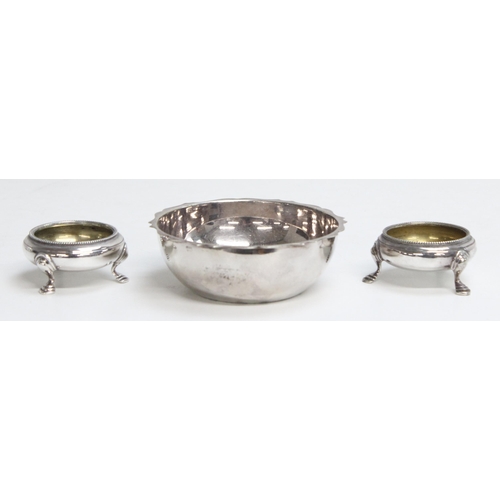 1129 - Qty of assorted silver plated items to inc a muffin dish, Elkington silver plated salts and a boxed ... 