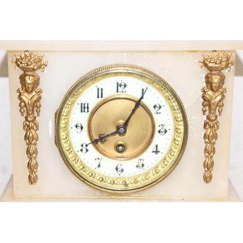 1373 - Antique alabaster clock with mounted gilt-metal lion figurine, with pendulum and key, approx 32 cm H