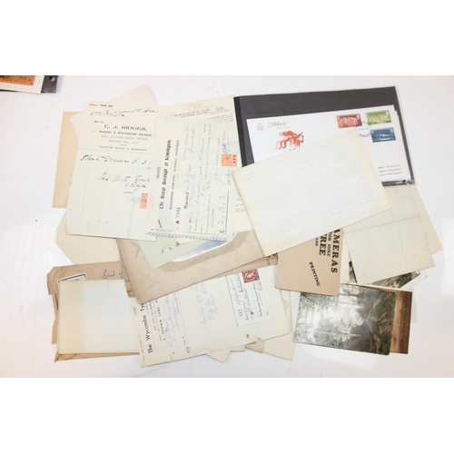 558 - Qty of assorted antique and later ephemera to inc postcards, photographs, letters, envelopes etc