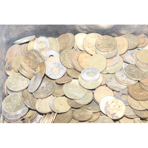 1288 - A large qty of assorted fruit machine gaming tokens etc, approx 6.4kg gross