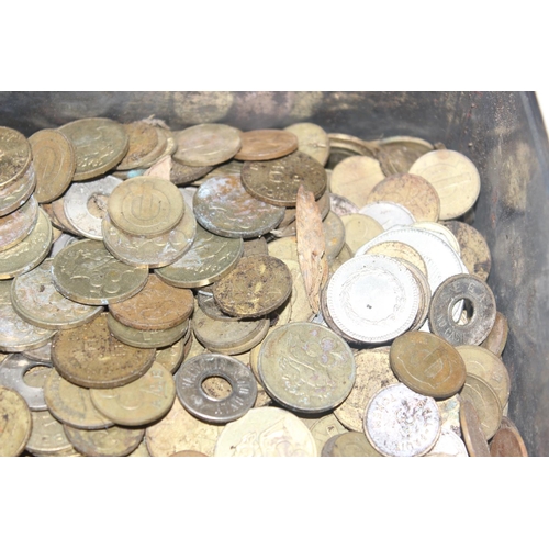 1288 - A large qty of assorted fruit machine gaming tokens etc, approx 6.4kg gross