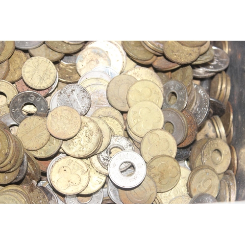 1288 - A large qty of assorted fruit machine gaming tokens etc, approx 6.4kg gross