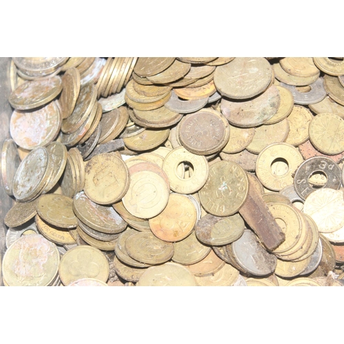 1288 - A large qty of assorted fruit machine gaming tokens etc, approx 6.4kg gross