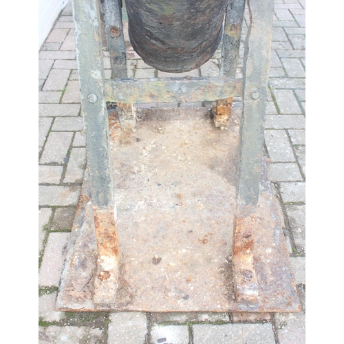 1428 - An antique cast iron cannon on later iron base, seemingly without marks but believed to be 18th/19th... 