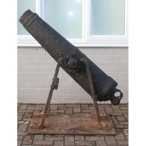 1428 - An antique cast iron cannon on later iron base, seemingly without marks but believed to be 18th/19th... 