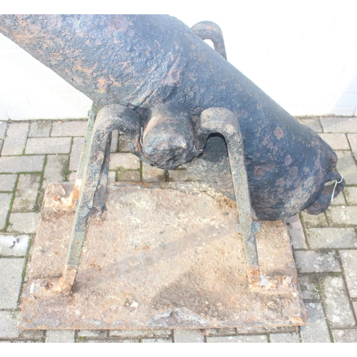 1428 - An antique cast iron cannon on later iron base, seemingly without marks but believed to be 18th/19th... 