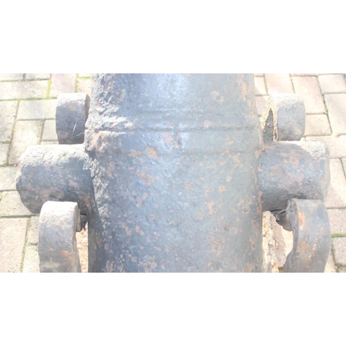 1428 - An antique cast iron cannon on later iron base, seemingly without marks but believed to be 18th/19th... 