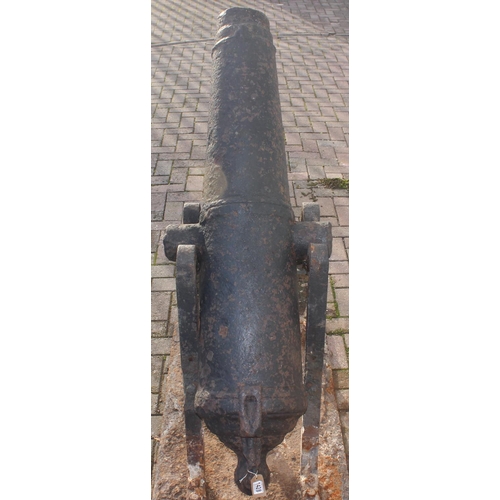 1428 - An antique cast iron cannon on later iron base, seemingly without marks but believed to be 18th/19th... 