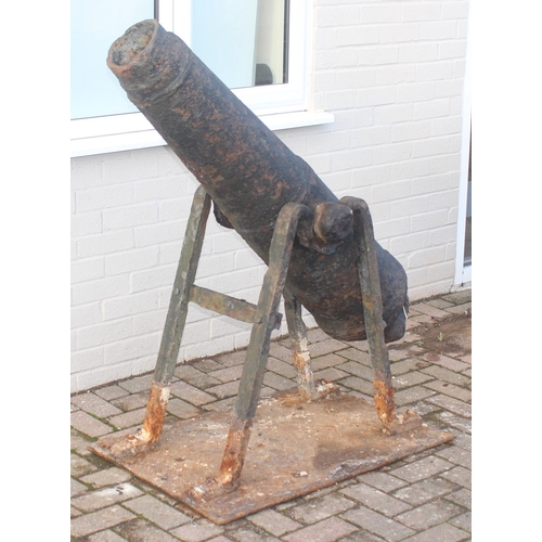 1428 - An antique cast iron cannon on later iron base, seemingly without marks but believed to be 18th/19th... 