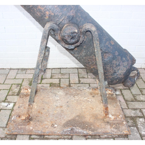 1428 - An antique cast iron cannon on later iron base, seemingly without marks but believed to be 18th/19th... 