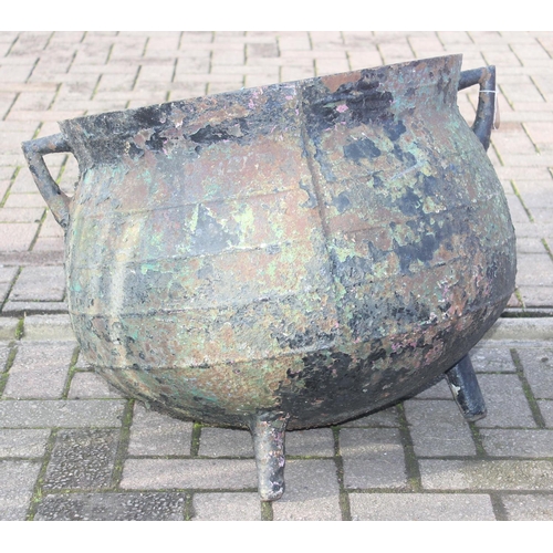 1429 - A large cast iron cauldron with 3 legs and small angled handles, possibly by Coalbrookdale but seemi... 