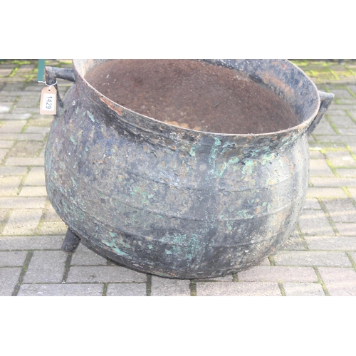 1429 - A large cast iron cauldron with 3 legs and small angled handles, possibly by Coalbrookdale but seemi... 