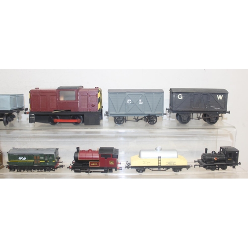 642 - Qty of assorted model train related items, mainly OO gauge to inc locomotives, some by Bachmann, Riv... 