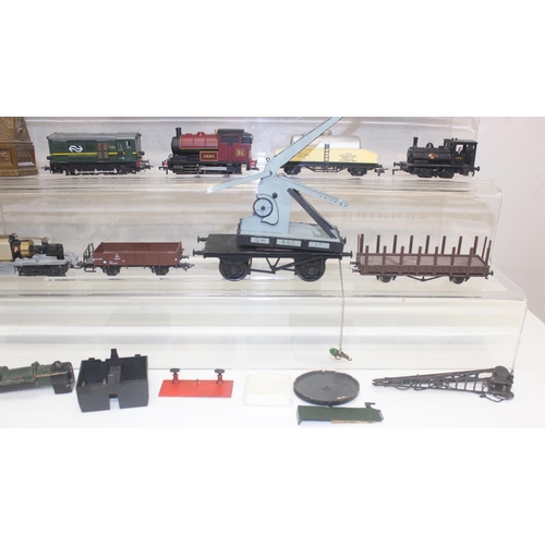 642 - Qty of assorted model train related items, mainly OO gauge to inc locomotives, some by Bachmann, Riv... 