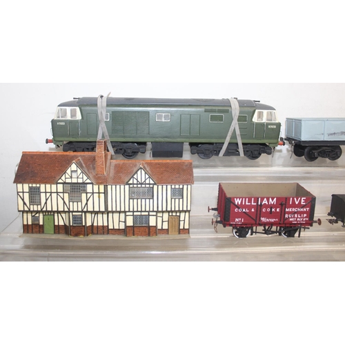 642 - Qty of assorted model train related items, mainly OO gauge to inc locomotives, some by Bachmann, Riv... 