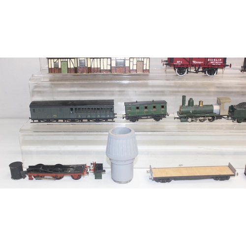 642 - Qty of assorted model train related items, mainly OO gauge to inc locomotives, some by Bachmann, Riv... 