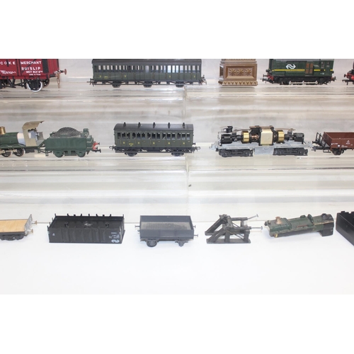 642 - Qty of assorted model train related items, mainly OO gauge to inc locomotives, some by Bachmann, Riv... 