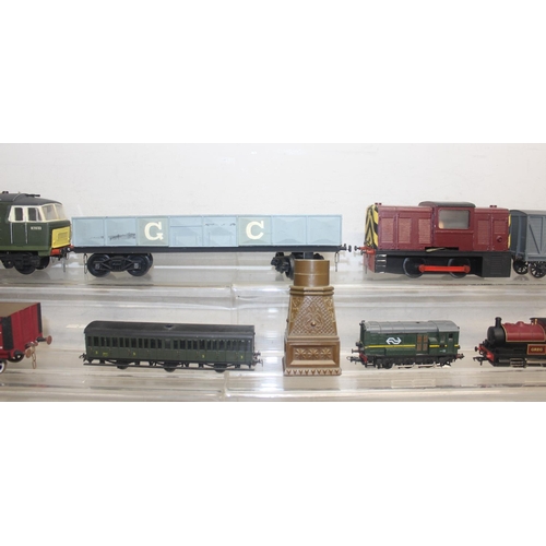 642 - Qty of assorted model train related items, mainly OO gauge to inc locomotives, some by Bachmann, Riv... 