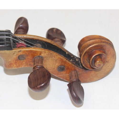 1451 - An antique good quality violin, believed to be Dresden school c.1890, no label, the back inlaid with... 