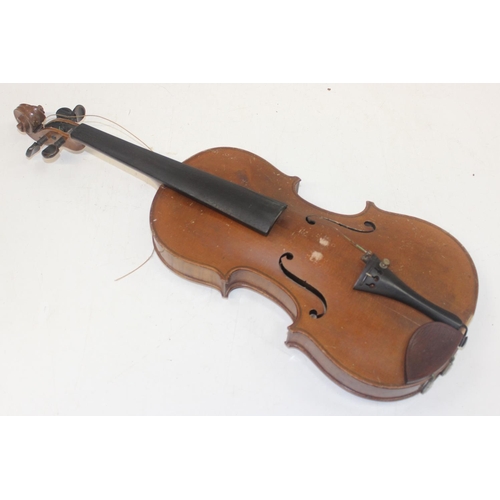 1452 - A vintage violin with label 