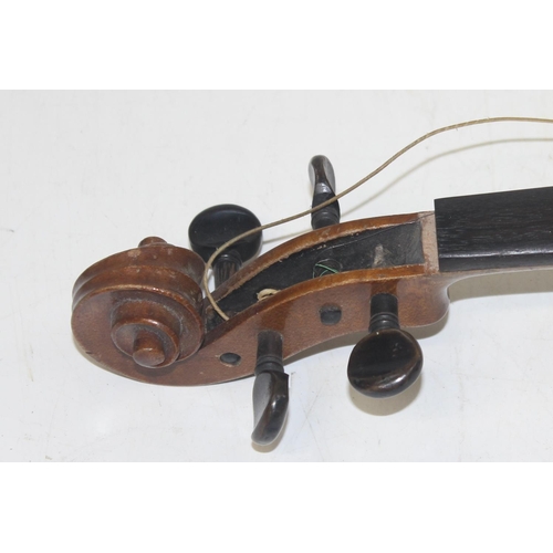 1452 - A vintage violin with label 