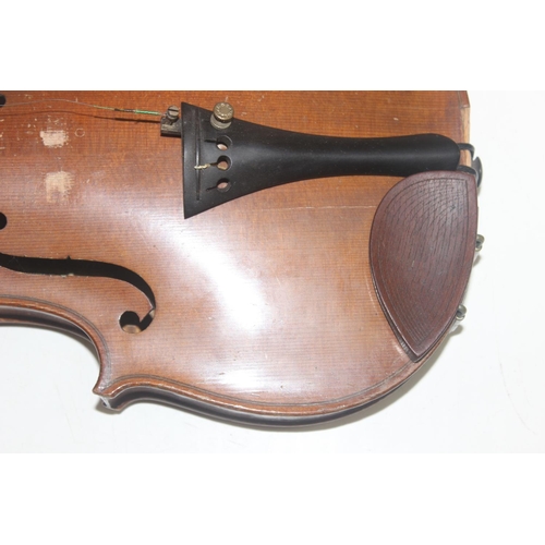 1452 - A vintage violin with label 