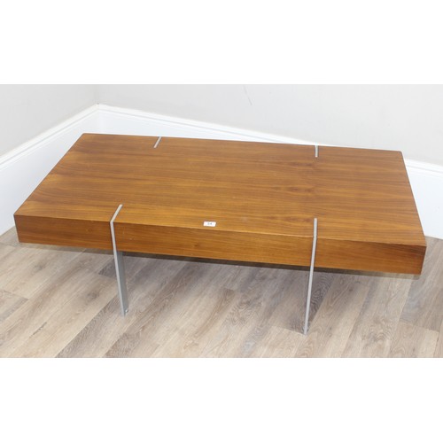 54 - A retro coffee table with figured wooden top and unusual inset metal legs, each end with 2 drawers, ... 