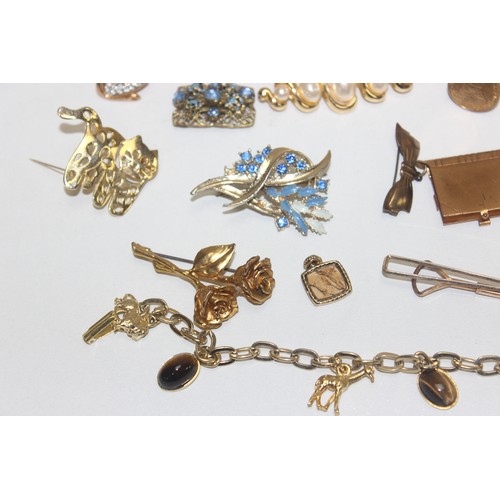 1166 - Qty of assorted gold plated jewellery to inc brooches and dress rings etc, some presented in travell... 