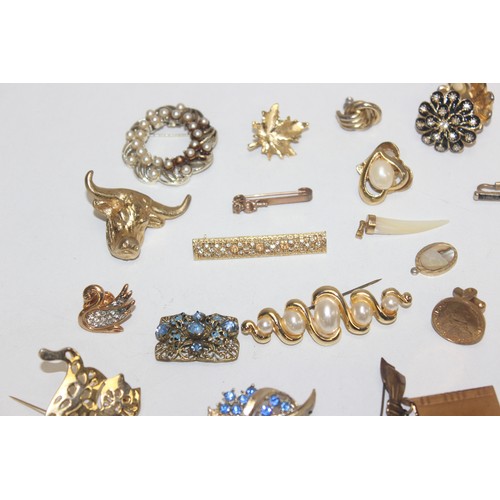 1166 - Qty of assorted gold plated jewellery to inc brooches and dress rings etc, some presented in travell... 