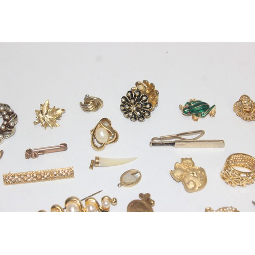 1166 - Qty of assorted gold plated jewellery to inc brooches and dress rings etc, some presented in travell... 