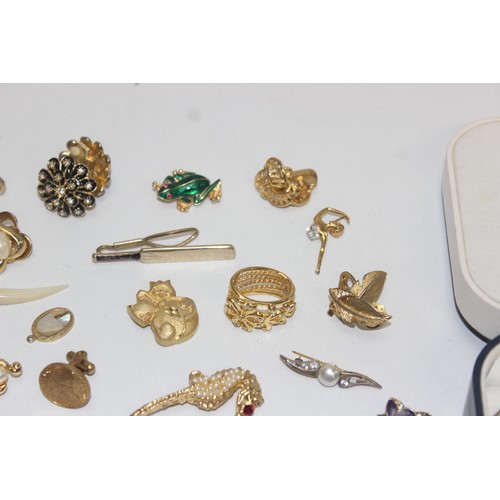 1166 - Qty of assorted gold plated jewellery to inc brooches and dress rings etc, some presented in travell... 