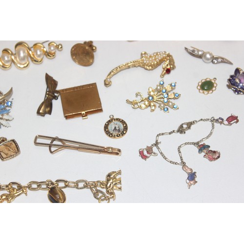 1166 - Qty of assorted gold plated jewellery to inc brooches and dress rings etc, some presented in travell... 