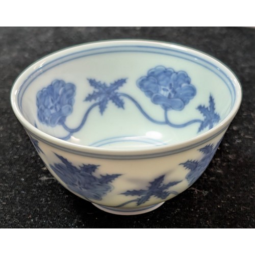 1455 - A Chinese blue & white porcelain tea bowl decorated with floral motifs, Chenghua (1464-1487) 6 chara... 