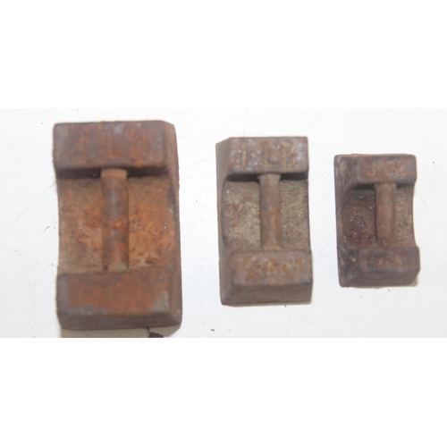 1430 - Qty of assorted vintage iron weights and vintage pulleys etc