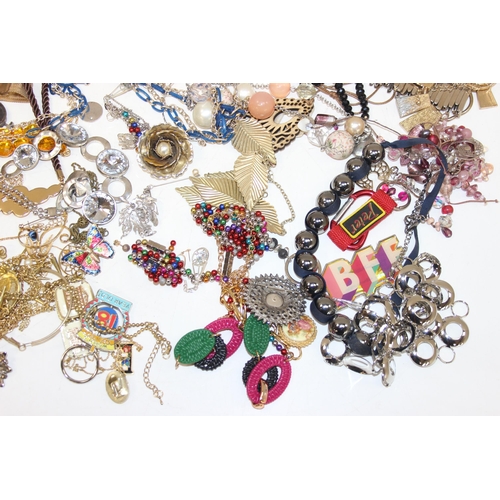 1107 - Qty of assorted antique and later costume jewellery and other items to inc some gold plated pieces e... 