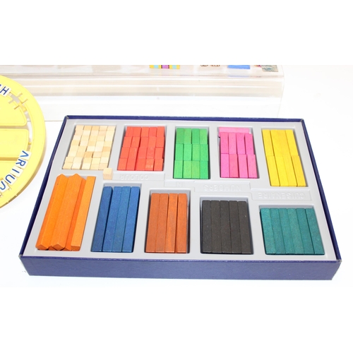 602 - Qty of assorted vintage wooden and other toys, to inc a boxed set of Cuisenaire Numbers In Colour se... 