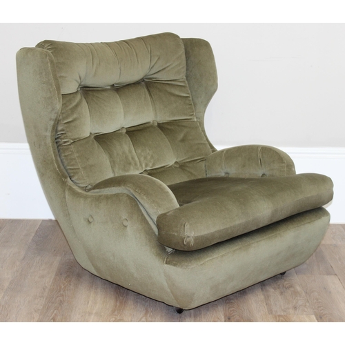 96 - Retro green button back armchair, seemingly unmarked but similar to a Parker Knoll Statesman chair, ... 