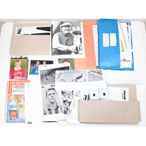 526 - Mix of football themed ephemera to incl photographs